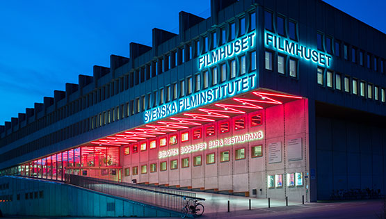 Filmhuset Exteriör av Filmhuset på kvällen, med neonskyltarna tända